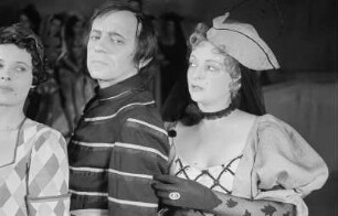 Szenenbilder aus dem Stück "Crispin und der tugendhafte Glücksritter" von Jacinto Benavente im Theater am Schiffbauerdamm Berlin