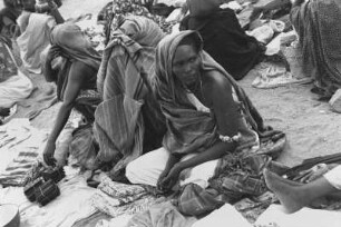 Händlerinnen auf dem Markt : Portrait einer Händlerin die neben anderen sitzt