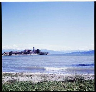 Wasserburg: Blick auf See, Halbinsel und Berge