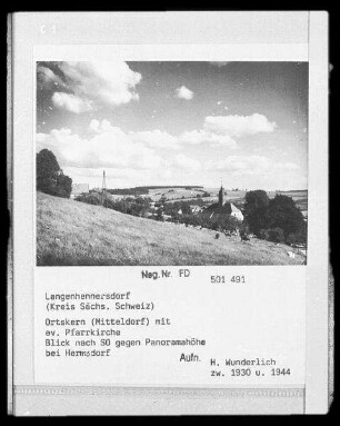 Langenhennersdorf, Pfarrkiche : Langenhennersdorf. Ortskern (Mitteldorf) mit evangelischer Pfarrkiche. Blick nach Südosten gegen Panoramahöhe bei Hermsdorf