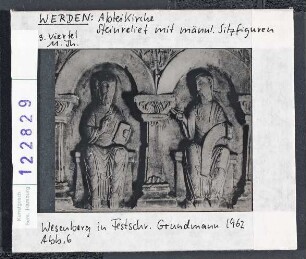 Essen-Werden: Abteikirche, Sandsteinrelief mit männl. Sitzfig.
