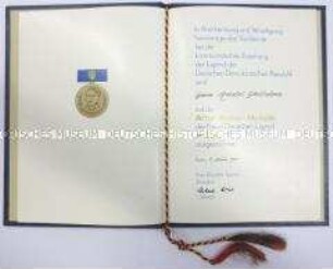 Verleihungsurkunde zur Artur-Becker-Medaille in Gold