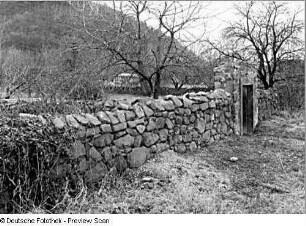 Bruchsteinmauer mit Tor