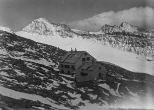 Defreggerhaus : Defreggerhaus, Schutzhütte des Österreichischen Touristenklubs am Großvenediger in Osttirol, westlich des Äußeren Mullwitzkees.