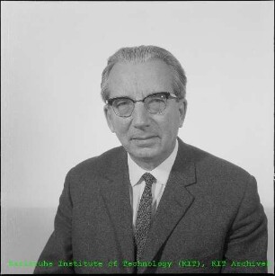 Dr. Walter Schnurr (wissenschaftlich-technischer Geschäftsführer der Gesellschaft für Kernforschung (GfK))