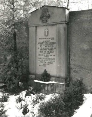 Wandgrabmal der Familie Kirchbach : Wandgrabmal der Familie Kirchbach. Sandstein (ab 1918). Dresden-Neustadt, Nordfriedhof (Garnisonsfriedhof)