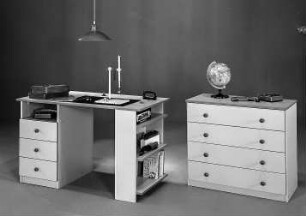 Schreibtisch & Kommode : Leipzig. Leipziger Herbstmesse, 1986. Schreibtisch und Kommode. Holz, grau beschichtet (1986; VEB Märkische Möbelwerke Trebbin)