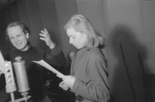 Aufnahmen von der Inszenierung des Hörspiels "Die fremde Stadt" im Funkhaus in Berlin : Schauspieler Ernst Wilhelm Borchert und Schauspielerin Lu Säuberlich während der Aufnahme für das Hörspiel