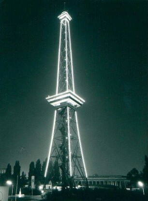 angestrahlter Funkturm