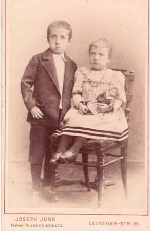 Foto Junge mit Mädchen und Puppe