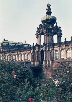 Dresdner Zwinger, Langgalerie mit Kronentor : Dresden-Altstadt. Zwinger (1709-1728; M. D. Pöppelmann, B. Permoser). Langgalerie mit Kronentor über den Wassergraben