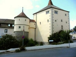 Stadtbefestigung - Stadttor (Faltertor mit Schießscharten)-sowie Wehrturm (Rundturm) und ansetzender Stadtmauer von Südosten