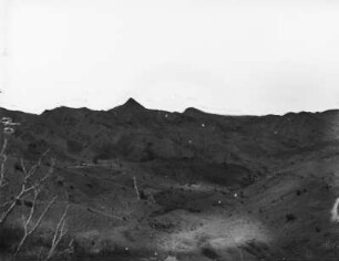 Orgelfelsen : Blick über ein Tal auf Orgelfelsen.