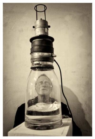FRANK HERRMANN NEBEN SEINER ARBEIT "STURM IM WASSERGLAS"