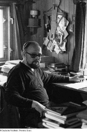 Der Schriftsteller Kito Lorenc an seinem Schreibtisch in Hochkirch-Wuischke