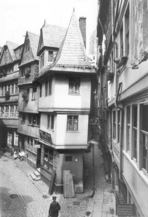 Frankfurt (Main). Goldhutgäßchen. Blick vom Fünffingerplätzchen