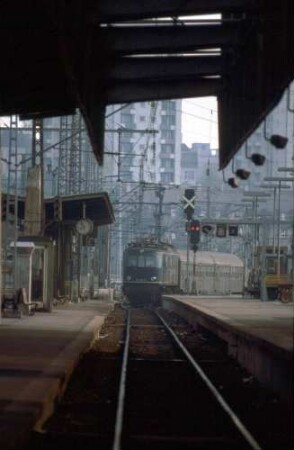 Stuttgart Hbf. Gleis 2 Lok 118 025 Eilzug AA-S Bnb-Wagen