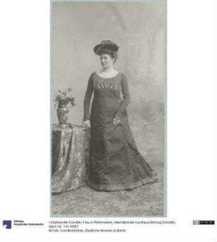 Frau in Reformkleid, Internationale Kunstausstellung Dresden