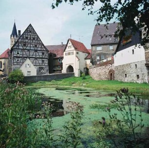 Lauingen. Blick auf ein altes Fachwerkhaus, die Stadtmauer und das Tränktor