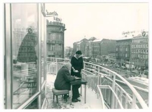 Blick aus der Rotunde des Kaffee Kranzler auf die Baustelle Kurfürstendamm, Ecke Joachimstaler Straße
