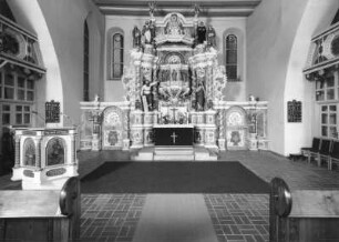 Kanzelaltar aus der St. Petri Kirche Groß Quenstedt. Holz, geschnitzt, gefaßt und vergoldet. 1699; 1986/1994 restauriert. Ansicht mit Kanzel (1662). Jessen, Pfarrkirche St. Nicolai