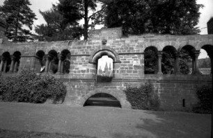 Gelnhausen: Barbarossa-Kaiserpfalz, romanische Mauer
