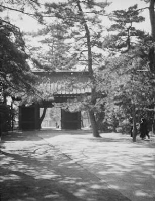 Erstes Eingangstor zum Kōtoku-in : Erstes Eingangstor zum Kōtoku-in. Blick zur Straße