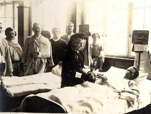 Erster Weltkrieg - Lazarett III Gewerbeschule Karlsruhe. Großherzogin Luise zu Besuch bei den Verwundeten