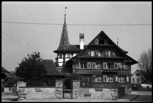Hard: Haus mit Turm
