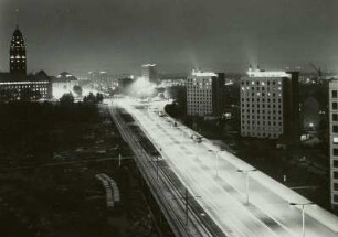Dresden. Blick vom Neubau östlich der Prager Straße nach Norden auf die Christianstraße (später Dieckmannstraße) mit zwei Studentenwohnheimen und Rathausturm bei Nacht
