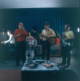 Beatband spielt in einem Tonstudio für eine Tonbandaufnahme