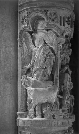Portalanlage (Nordportal) — Vorhalle des Marienportals — Sockel Relief