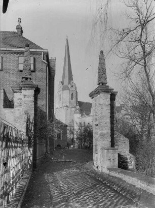 Lützen, Schloss : Lützen. Torpfeiler des Schlosses. Blick zur Stadtkirche