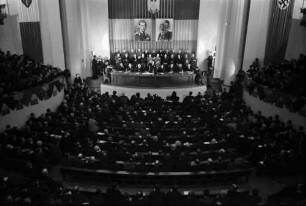 Bukarest: Publikum von oben und Bühne mit Regierungsmitgliedern