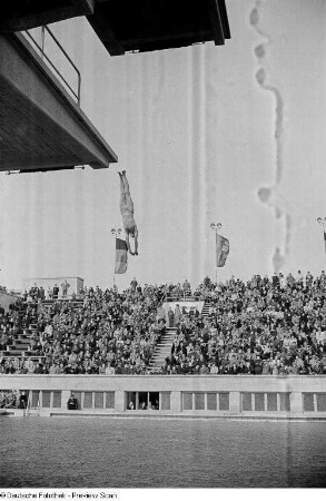 Wettkampf im Wasserspringen im Schwimmstadion an der Stalinallee (heute: Jahnallee)