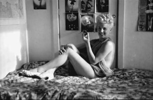 Bukarest: [Hotel] Lido: Hilda Sando, auf der Couch sitzend