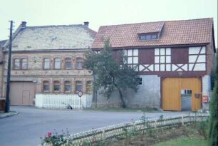 Bauernhäuser am Dorfplatz, traufständig, Backstein neben Fachwerk; Torfahrt