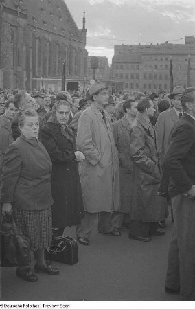Teilnehmer der Kundgebung auf dem Karl-Marx-Platz (heutiger Augustusplatz)