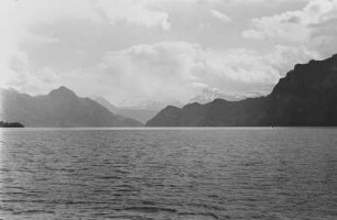 Vierwaldstättersee : Blick über den Vierwaldstättersee auf umliegende Berge.