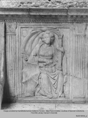 Marmorbank mit Darstellungen der Kardinaltugenden : Reliefs der Rückenlehne
