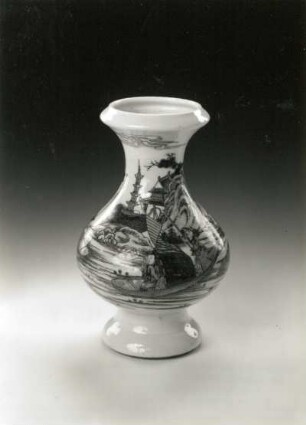 Flaschenvase (China, 1723/1735, Regierungsperiode Yongzheng; Porzellan, Aufglasurmalerei; Höhe 19,9 cm; Staatliche Kunstsammlungen Dresden (SKD)