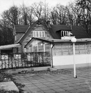 Rohlfshagen: Buddikate nach Räumung als Autobahnraststätte: vorn ehemalige Terrasse: hinten Wald
