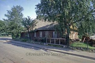 Willinghusen: Bauernhaus mit Reetdach: Traufseite