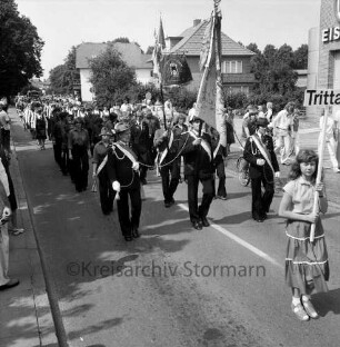 Volks- und Schützenfest: Schützenverein von Trittau und Umgebung e.V.: Festumzug der Schützenvereine durch Kirchenstraße / Poststraße: im Vordergrund der Trittauer Verein mit Fahnenträger: hinten rechts Meiereigenossenschaft Trittau