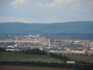 Nordhausen - Stadtansicht : Vor den Bergen des Harzes liegt die Kreisstadt Nordhausen. Aufgenommen am 18. August 2010