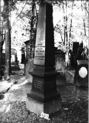 Grabstein 861 (Index: 99630363) Material: geschliffener Granit Zustand: gut Maße HxBxT: 266x55x55 cm Beschreibung: Obelisk auf getrepptem Sockel: Grabstein 861