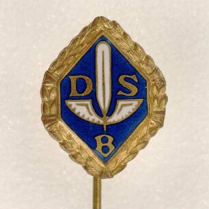Leistungsabzeichen Kurzschrift in Gold Deutscher Stenografenbund (mit langer Nadel) : Medaillensammlung Stenografische Sammlung. Leistungsabzeichen Kurzschrift in Gold Deutscher Stenografenbund (Aufschrift "DSB" mit geflügelter Feder auf blauem Grund im Goldkranz, mit langer Nadel). Email, Metall, vergoldet; Maße (ohne Nadel) 19 x 15 mm (nach 1947). Dresden: SLUB R c 0451