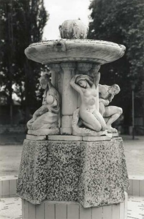 Groß Leuthen. Schlosshof. Denkmalsbrunnen für Johann Abraham von Wülfing, Marmor, um 1914
