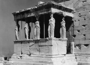 Karyatiden der Erechtheion-Vorhalle, Akropolis, Athen, Griechenland, aus der Serie 'Die Welt des Tabaks'