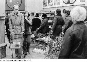 Warteschlange an der Kasse in der Konsum-Kaufhalle "Neustädter Markt". Dresden, Metzer Straße